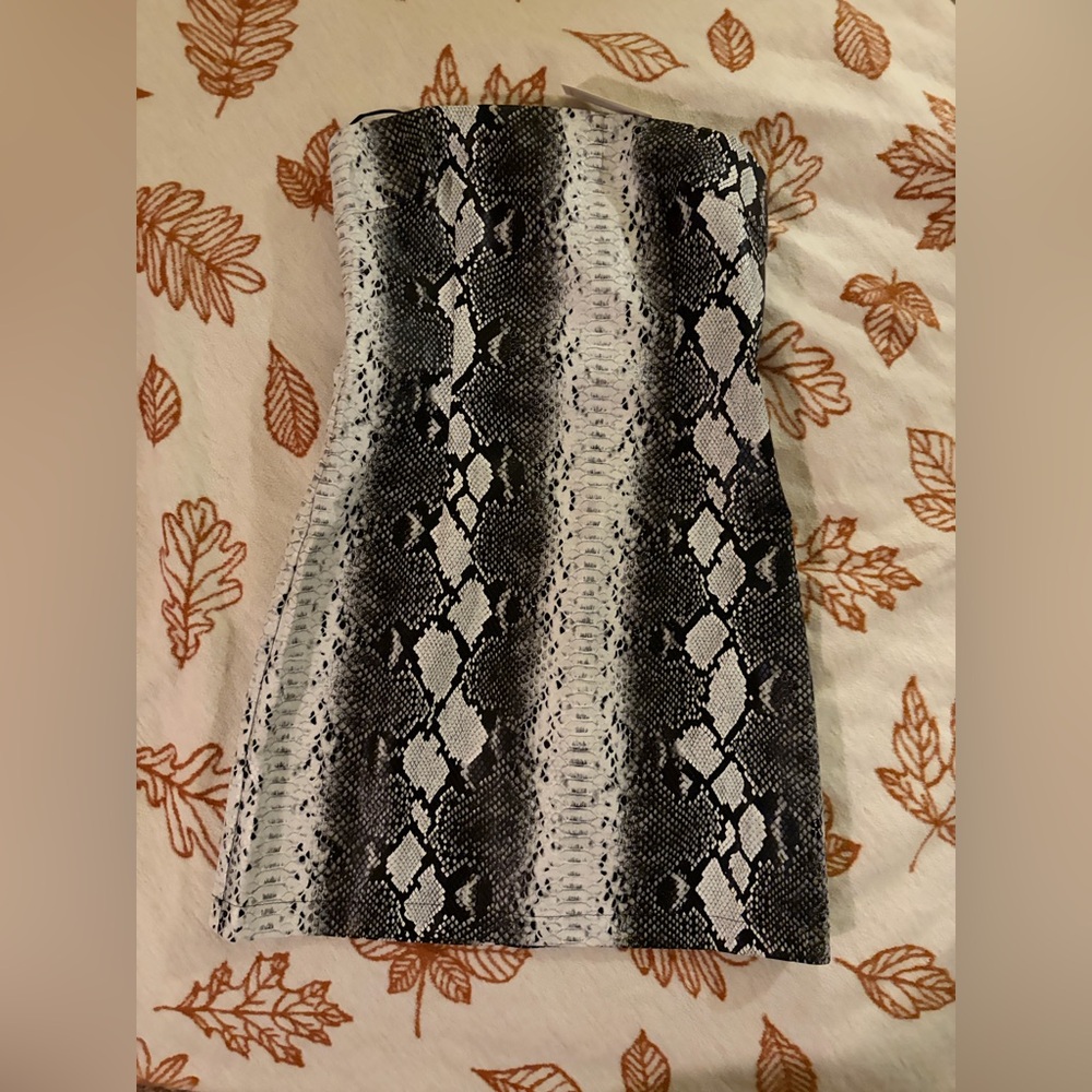 Elegant Strapless Snake Print Dress - Black and White